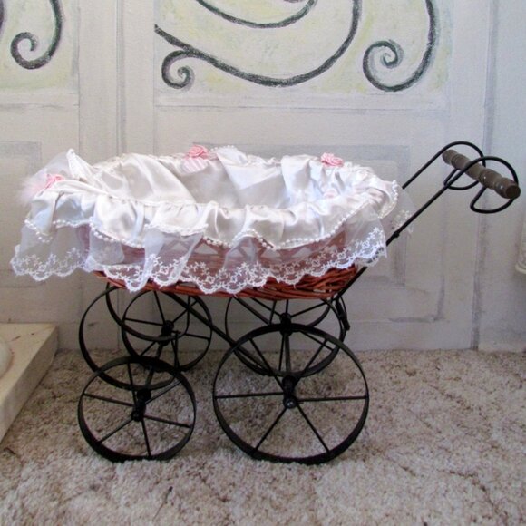 BABY DOLL BUGGY, MUSICAL VINTAGE IRON WHEELED CARRIAGE, LACY BEDLINENS in BASKET - Picture 3 of 7